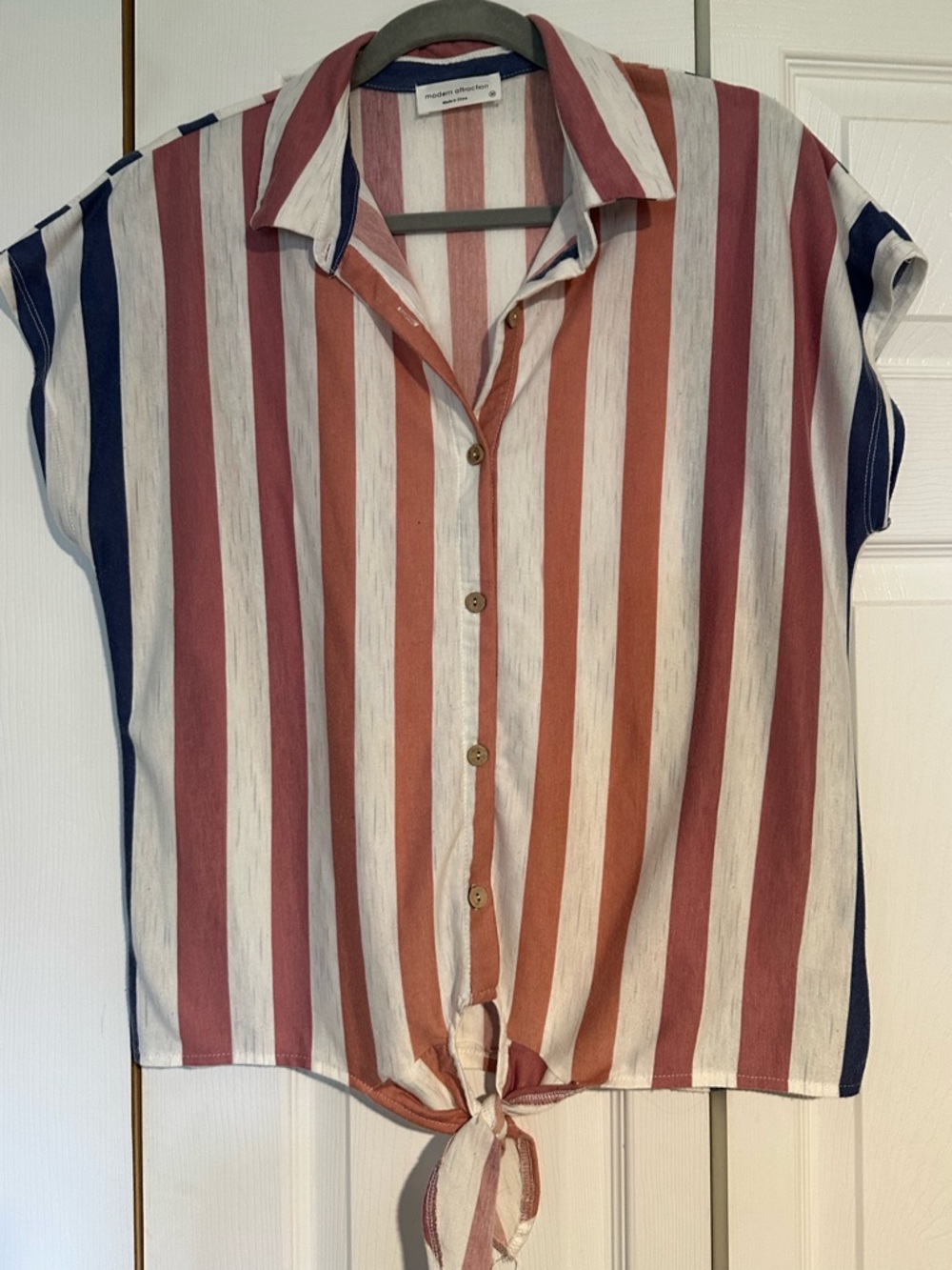 Women’s Modern Attraction button down short sleeve shirt